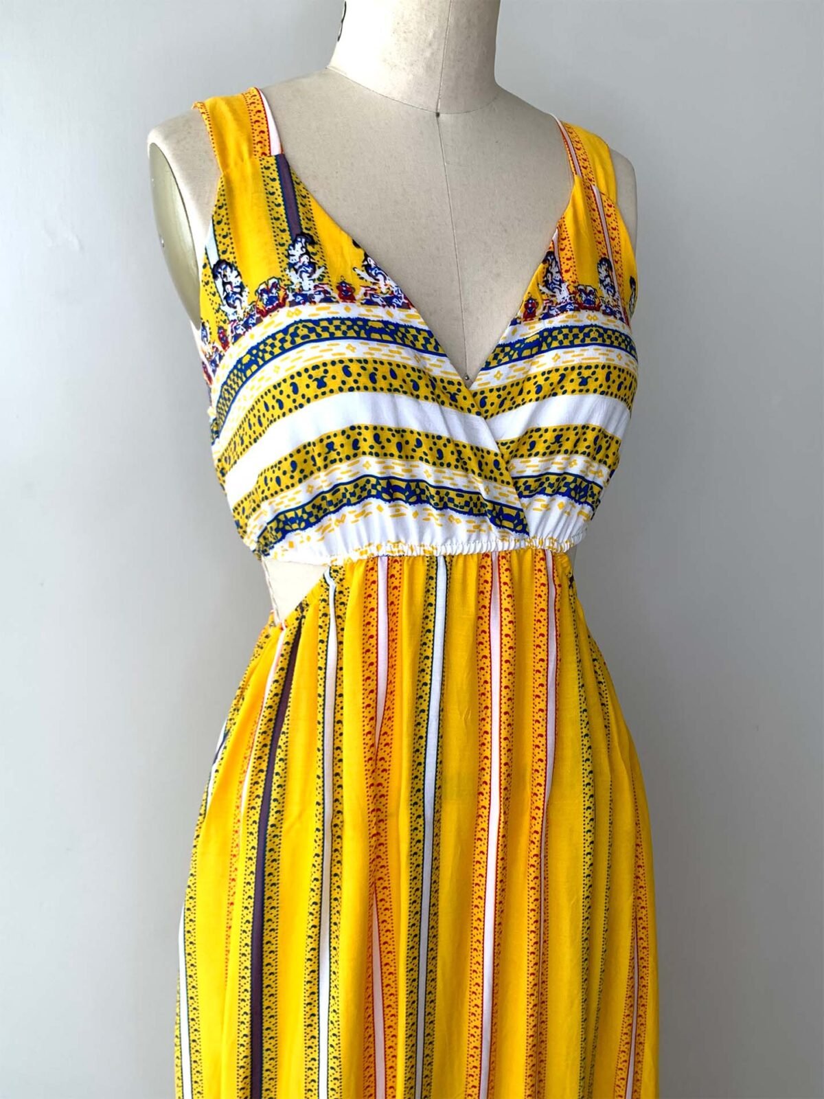 Vestido cut out con guarda estampada - Imagen 8