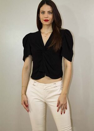 Blusa negra entorchada manga corta